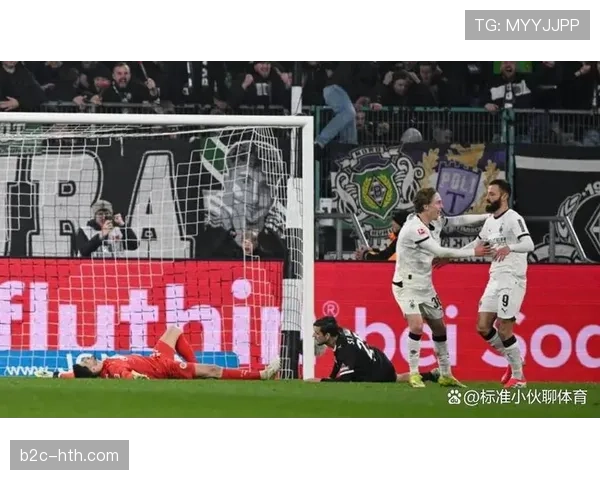 暖心一幕,门兴球迷向对手门将卡斯蒂尔斯抛出玩偶致敬其康复